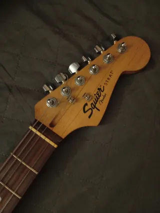 Guitarra Squier SE Modelo Especial