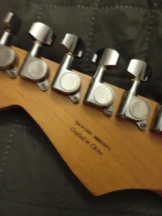 Guitarra Squier SE Modelo Especial