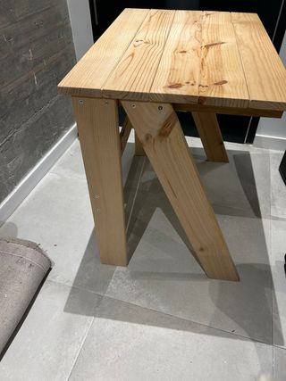 Mesa de escritorio de pino y silla a juego