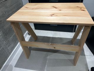 Mesa de escritorio de pino y silla a juego