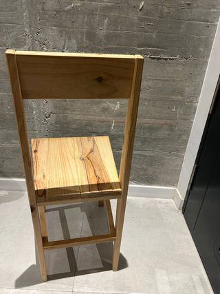 Mesa de escritorio de pino y silla a juego