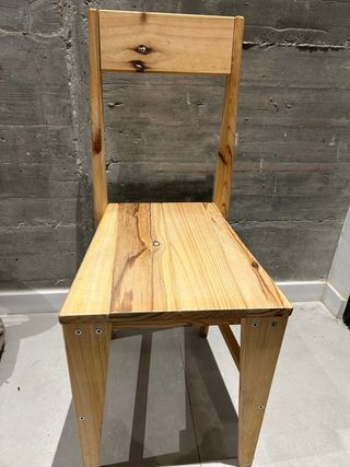 Mesa de escritorio de pino y silla a juego