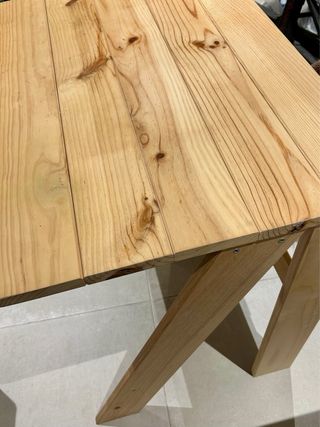 Mesa de escritorio de pino y silla a juego