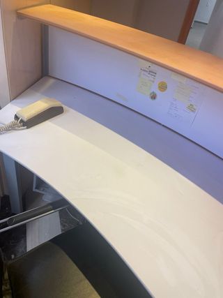 Mostrador/recibidor oficina madera.