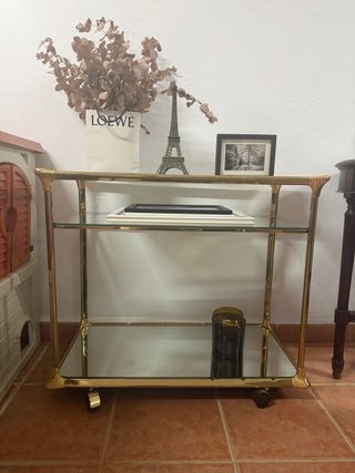 Camarera vintage dorada con ruedas