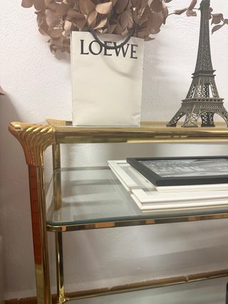 Camarera vintage dorada con ruedas