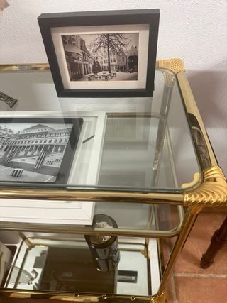 Camarera vintage dorada con ruedas