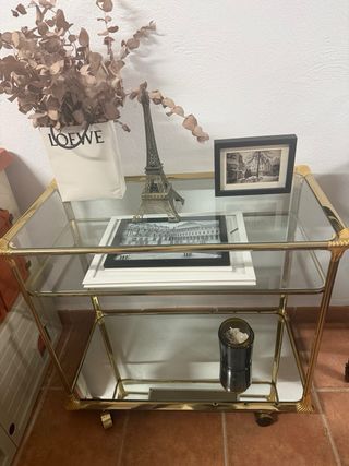 Camarera vintage dorada con ruedas