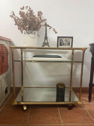 Camarera vintage dorada con ruedas