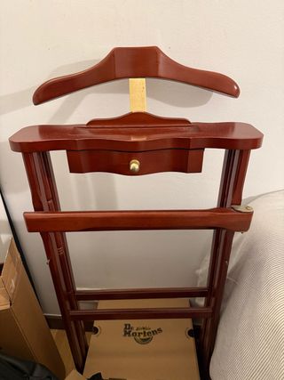 Galán de noche de madera y metal