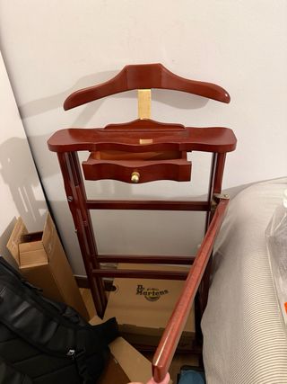 Galán de noche de madera y metal