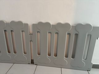 Parque para perros gris clarito