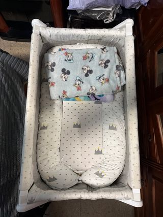 Minicuna con ruedas y textiles