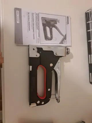 Grapadora manual con maletín