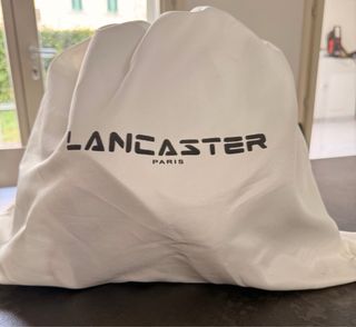 Borsa Lancaster Paris nera con interno rosso