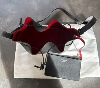 Borsa Lancaster Paris nera con interno rosso