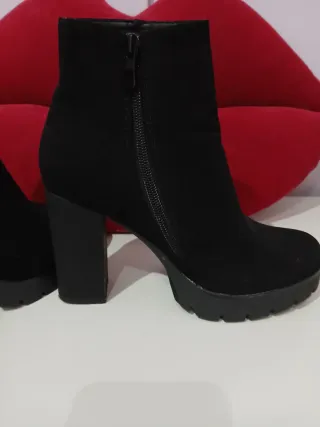 Botines negros con pedrería