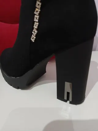 Botines negros con pedrería