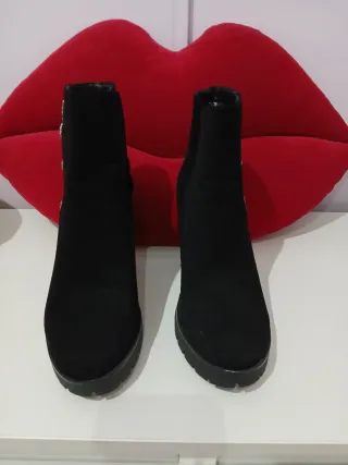 Botines negros con pedrería