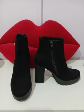 Botines negros con pedrería