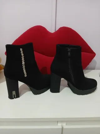 Botines negros con pedrería