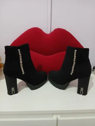 Botines negros con pedrería