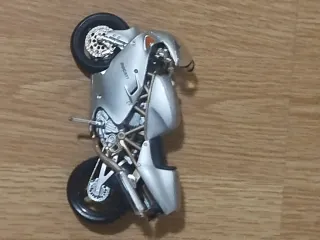 Lote de 7 Motos de Colección Maisto y 1 coche Bura