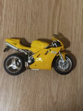 Lote de 7 Motos de Colección Maisto y 1 coche Bura