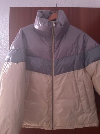 Chaquetón impermeable beige y gris
