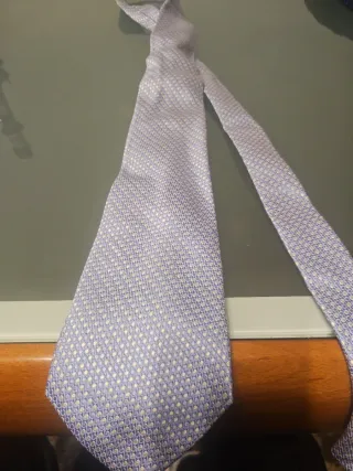Corbata azul y blanca