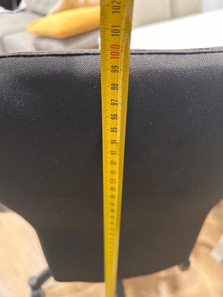 Silla de oficina negra con reposabrazos