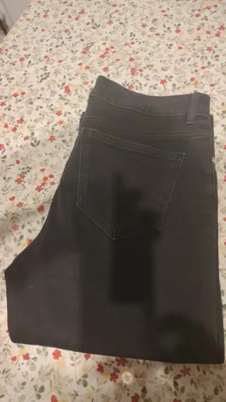 Pantalón vaquero negro Mango. Talla 40