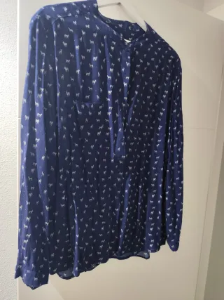 Blusa azul con estampado de caballos