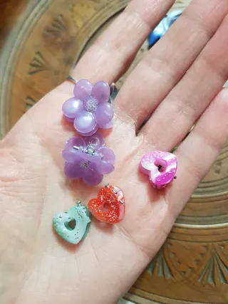 Set accessori capelli fiori e cuori. Multicolore