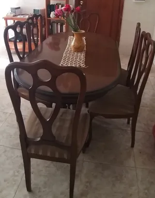 Mesas y sillas antiguas de madera