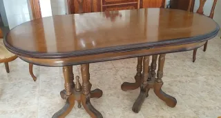 Mesas y sillas antiguas de madera