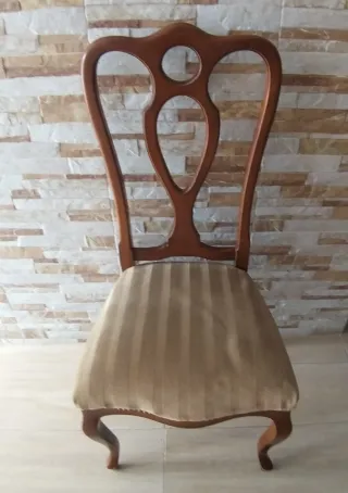 Mesas y sillas antiguas de madera