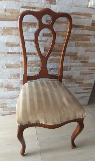 Mesas y sillas antiguas de madera