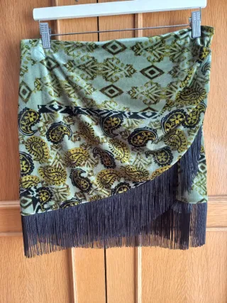 Falda con flecos y estampado paisley