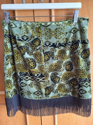 Falda con flecos y estampado paisley