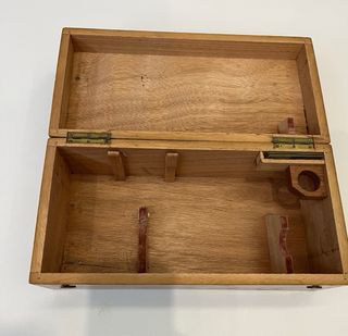 Microscopio antiguo compacto