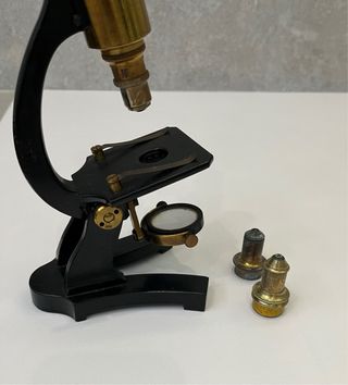 Microscopio antiguo compacto