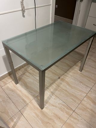 Mesa de cristal templado y patas metálicas