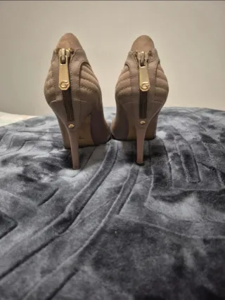 Zapatos de tacón Guess beige