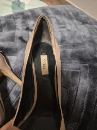 Zapatos de tacón Guess beige