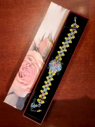 Pulsera de flores moradas y amarillas