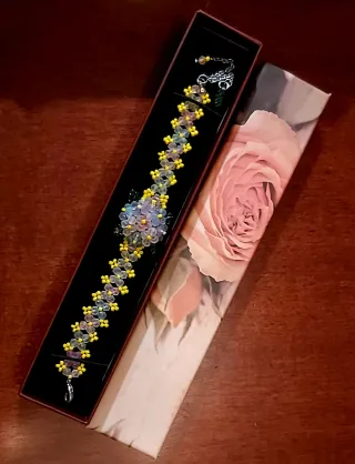 Pulsera de flores moradas y amarillas