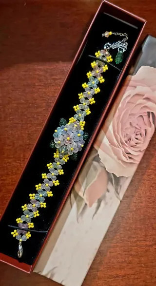 Pulsera de flores moradas y amarillas