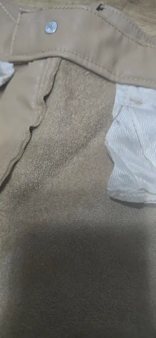 Pantalón Zara efecto piel beige