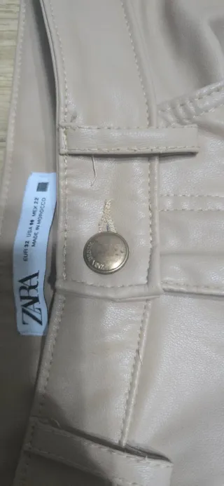 Pantalón Zara efecto piel beige